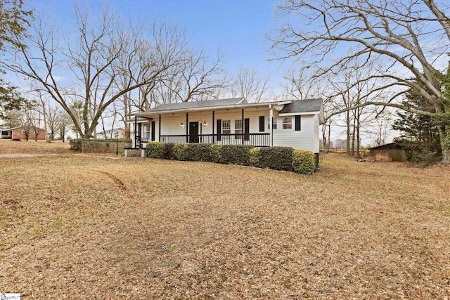 view of front of property featuring a porch and a front yard