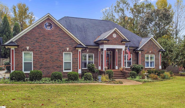 view of front facade featuring a front lawn