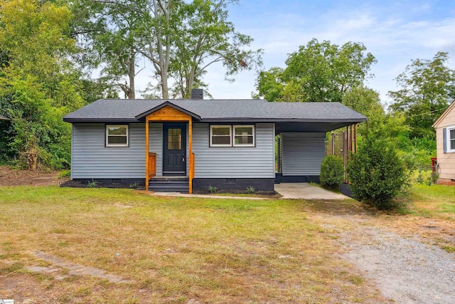 view of front of house featuring a carport and a front yard