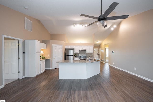 kitchen featuring sink, appliances with stainless steel finishes, white cabinetry, a kitchen island with sink, and dark hardwood / wood-style flooring