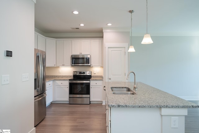 kitchen with sink, decorative light fixtures, a center island with sink, stainless steel appliances, and white cabinets