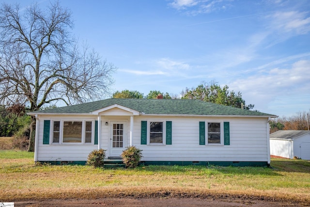 ranch-style home featuring a front lawn