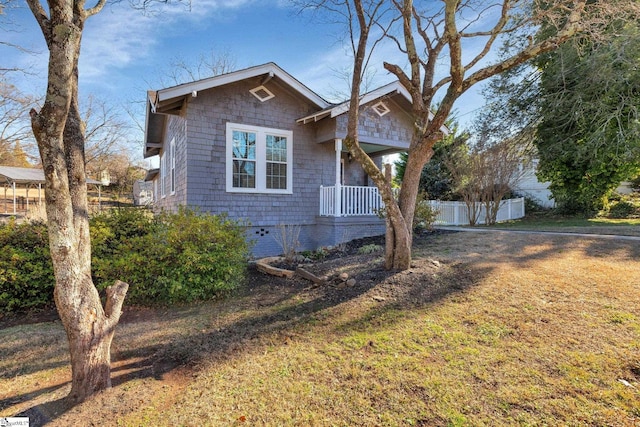 view of front of home featuring a front yard