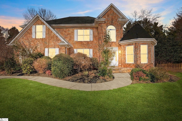 view of front property featuring a yard