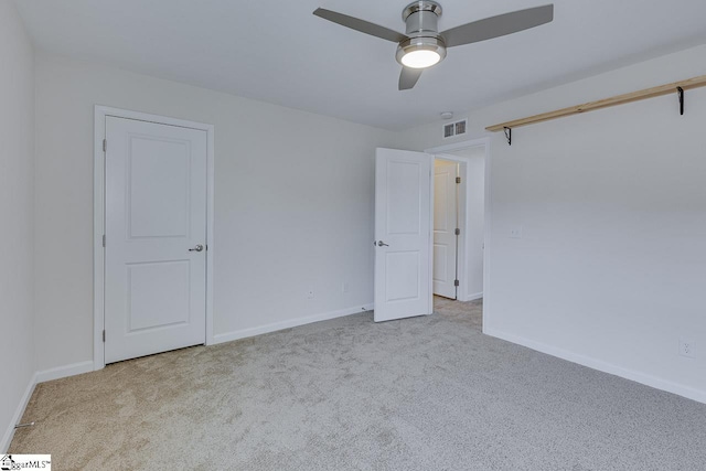 carpeted empty room featuring ceiling fan