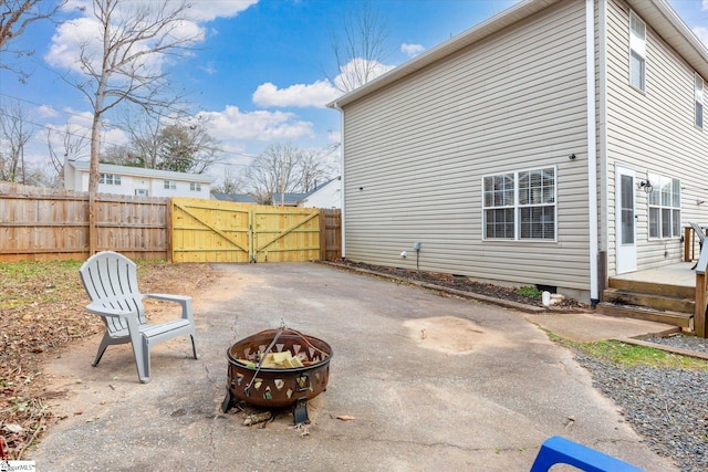 view of patio with an outdoor fire pit