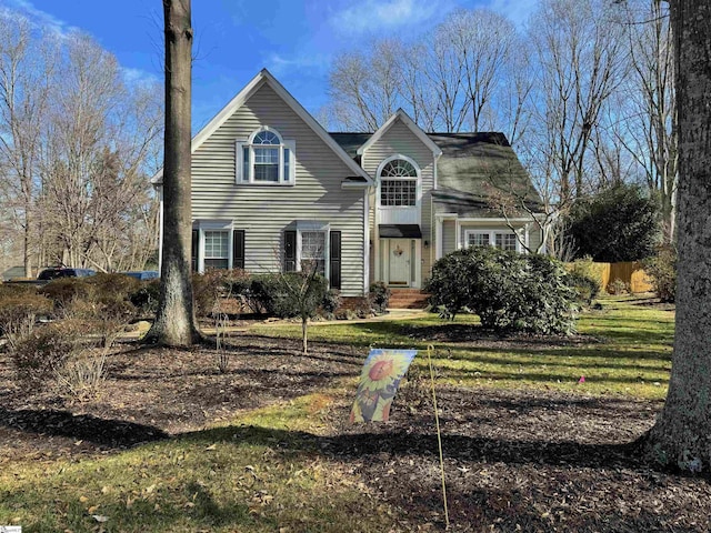 view of front of house featuring a front lawn