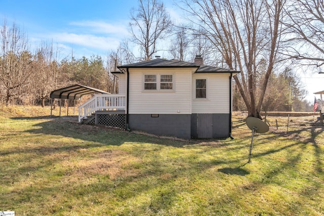 view of side of property featuring a carport and a yard