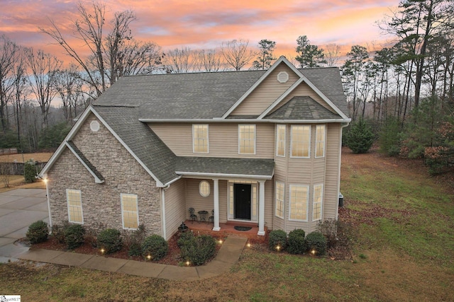 view of front facade with a yard