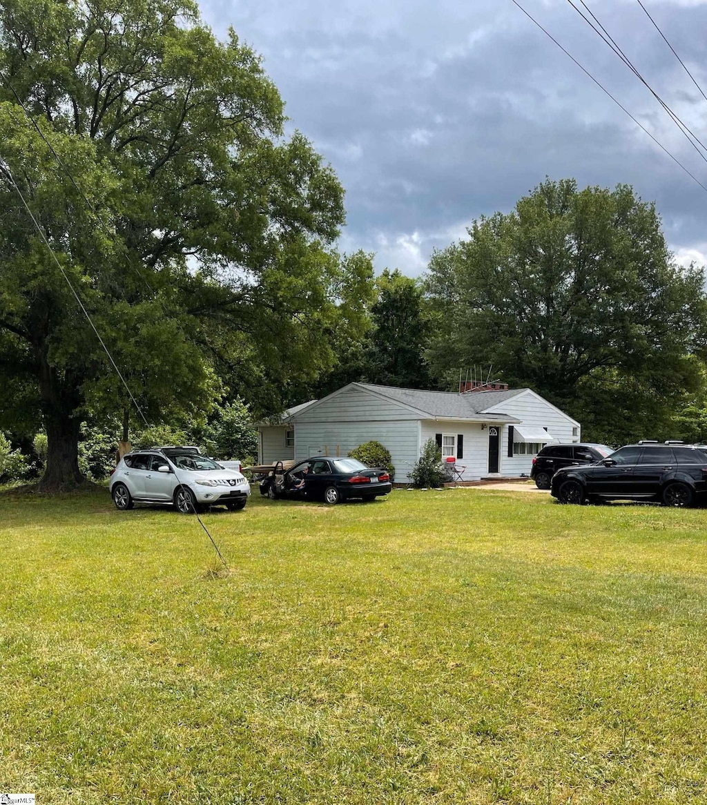 view of front of home featuring a front yard