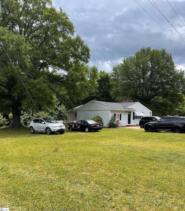 view of front of home featuring a front yard