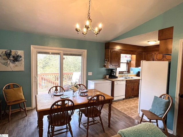 dining area with sink, a wealth of natural light, and light hardwood / wood-style floors