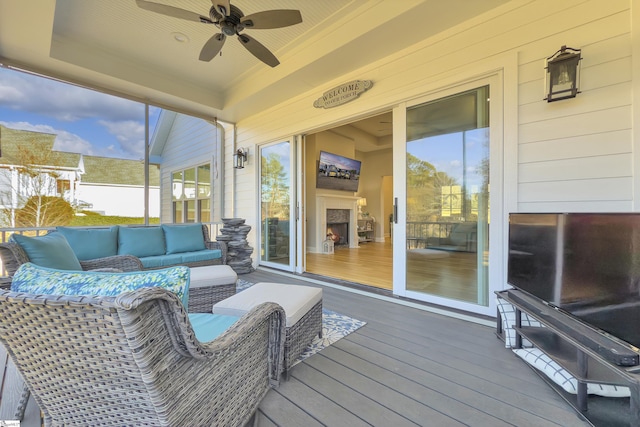 sunroom with ceiling fan