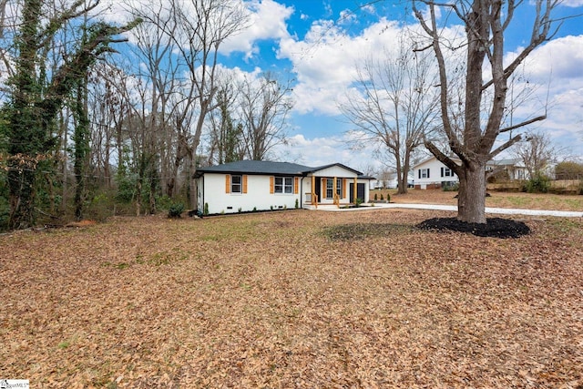 single story home with a porch