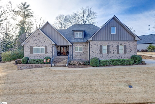 craftsman-style home featuring a front lawn