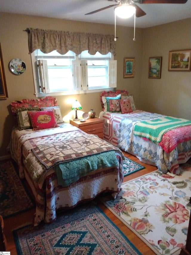 bedroom with ceiling fan