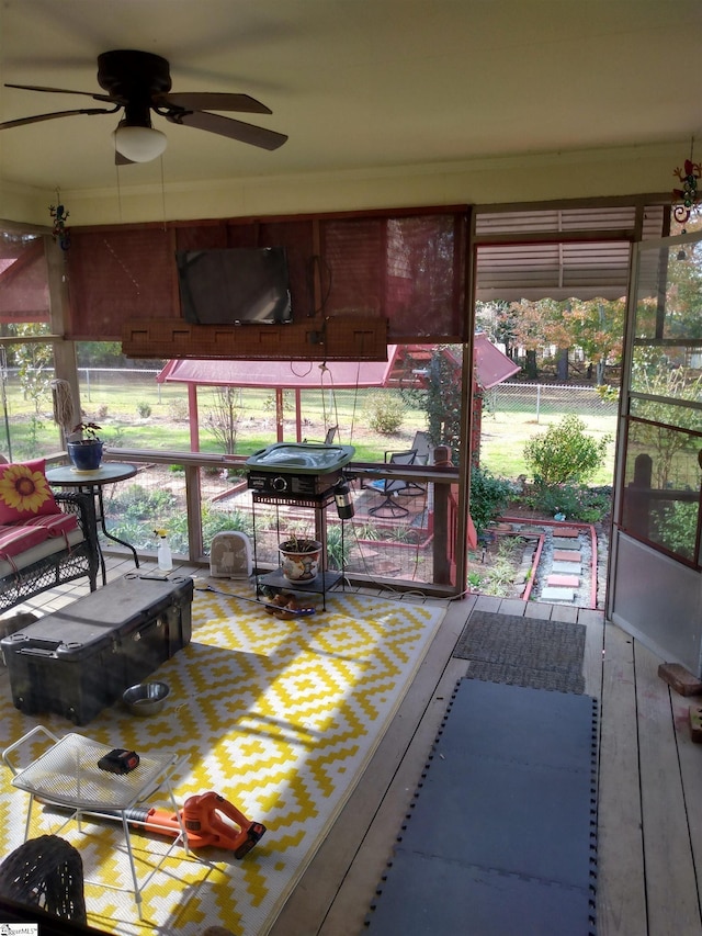 sunroom with ceiling fan