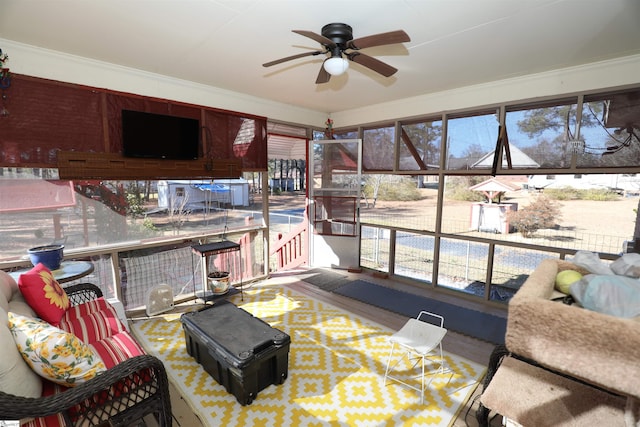 sunroom with ceiling fan