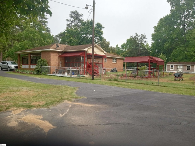 view of front facade featuring a front yard