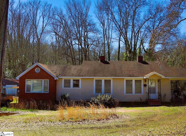 ranch-style home featuring a front lawn