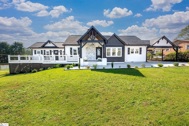 view of front of house with a carport and a front yard