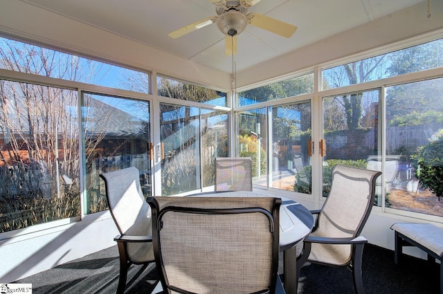 sunroom with ceiling fan