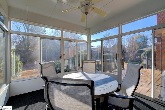 sunroom with ceiling fan