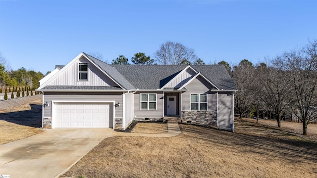 view of front facade featuring a front yard