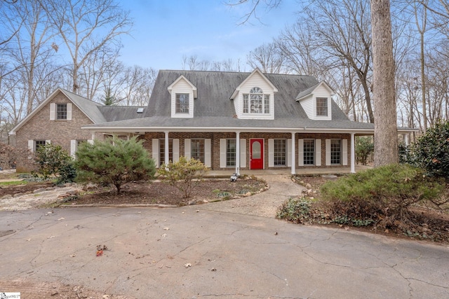 new england style home featuring a porch