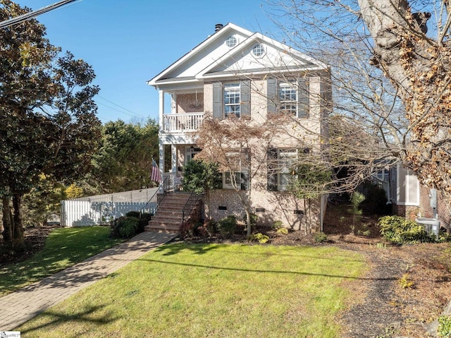 view of front of property featuring a front yard