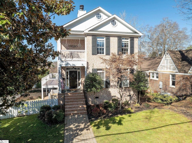 view of front of property featuring a front yard