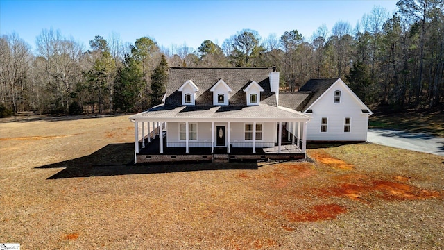 farmhouse inspired home with a front yard and covered porch