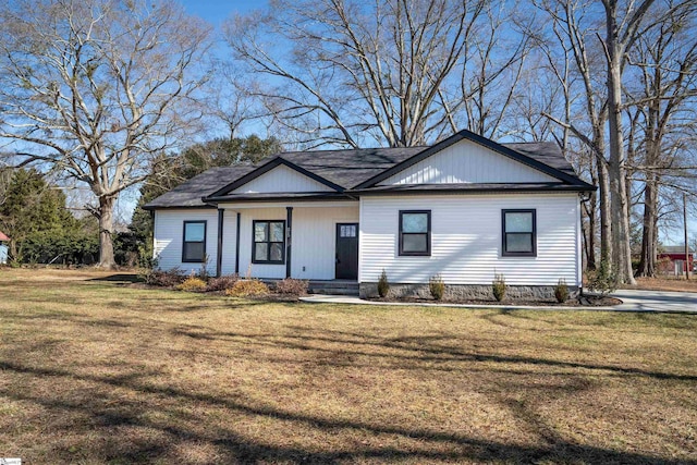 view of front of property featuring a front yard