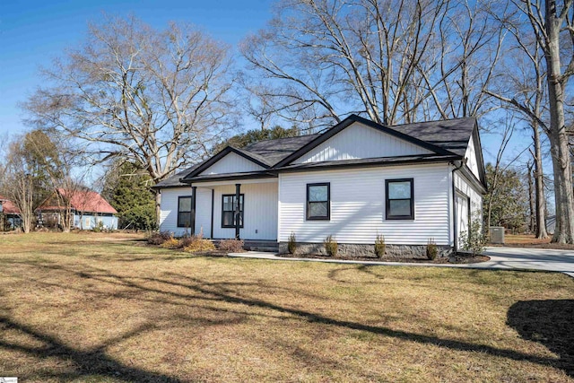 view of front of property with a front yard