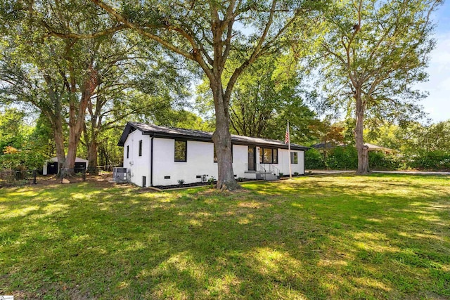 view of front of property with a front lawn