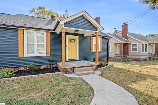 view of front of house featuring a front lawn