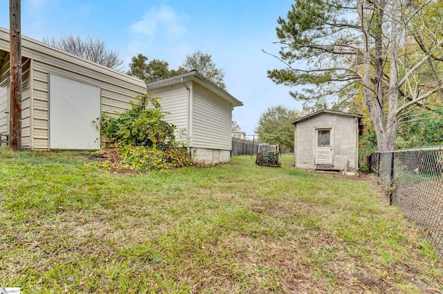 view of yard featuring a shed