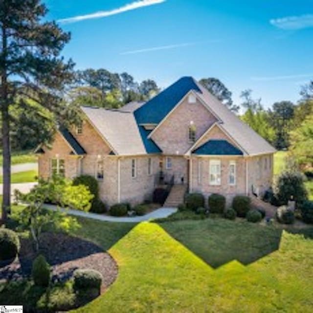 view of front facade featuring a front yard