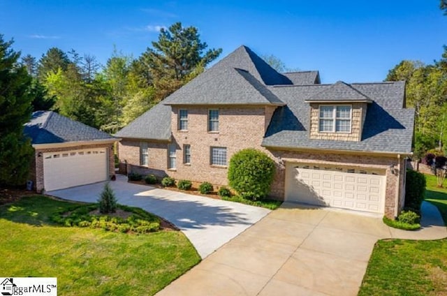 view of front of property featuring a front yard