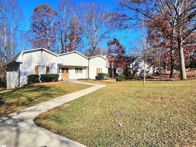 view of front of home featuring a front yard