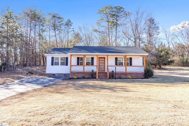 single story home featuring a porch and a front lawn