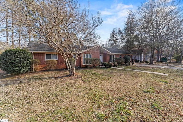 view of front facade with a front yard