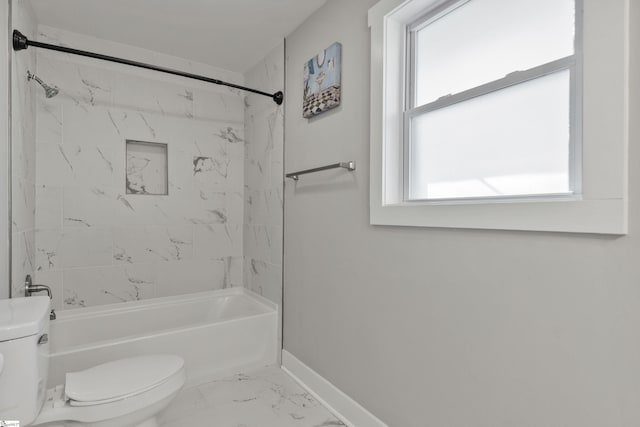 bathroom with tiled shower / bath and toilet