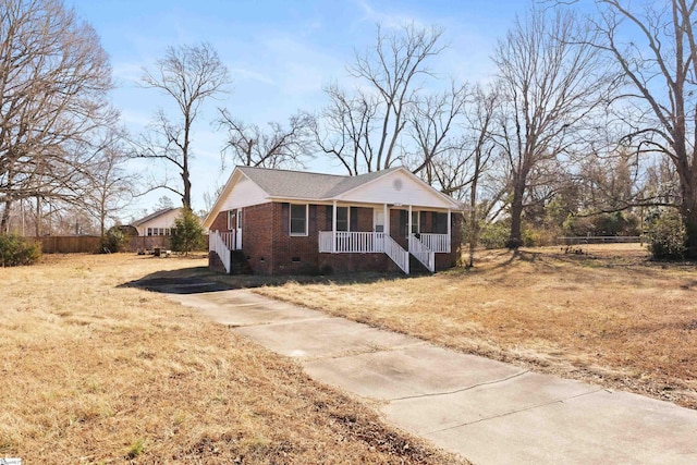 view of front facade featuring a porch and a front yard