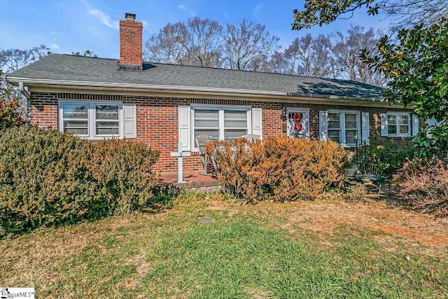 view of front facade featuring a front yard