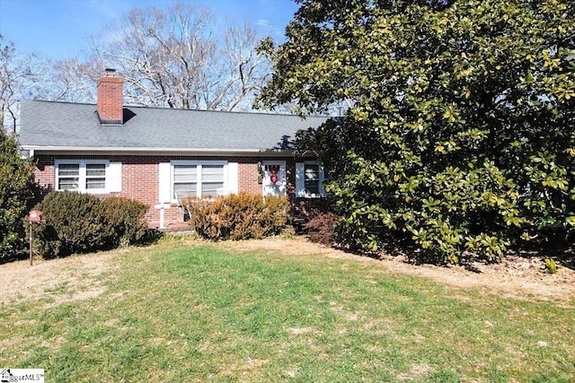 view of front of property with a front lawn