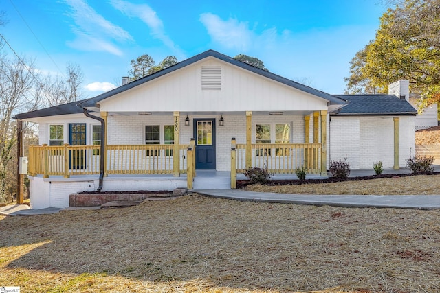 ranch-style home with a porch