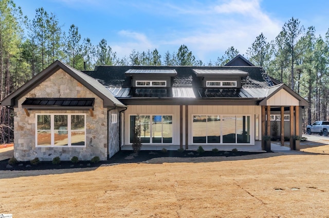 view of front of property featuring a front lawn