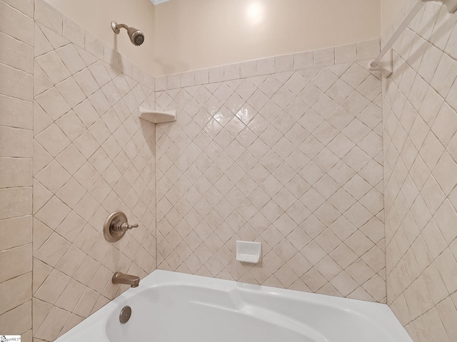 bathroom featuring tiled shower / bath