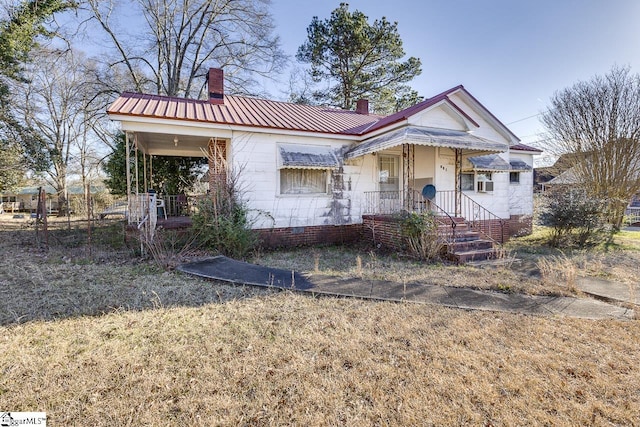 view of front of home with a front lawn